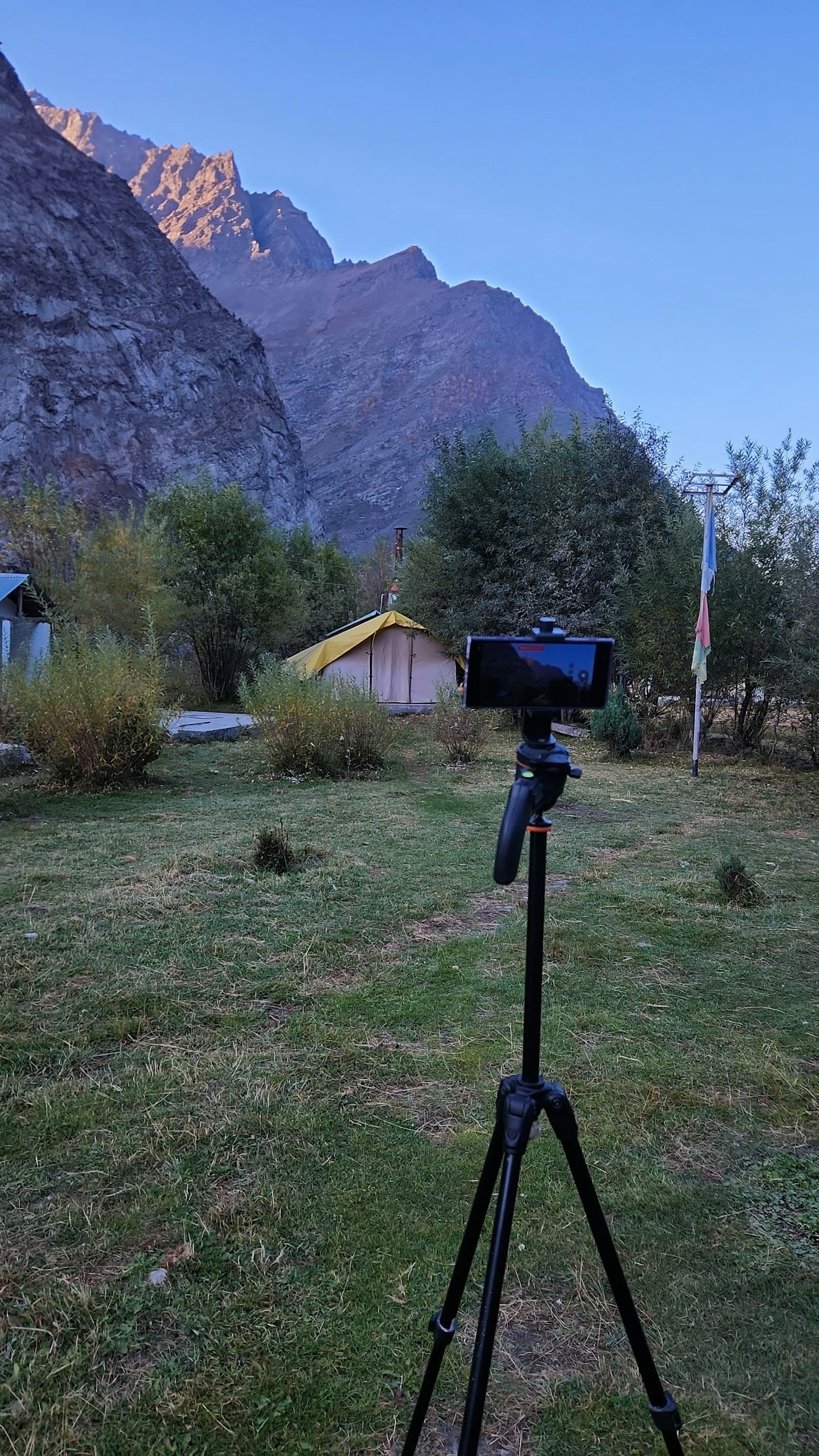 Manfrotto Befree Advanced: Smartphone on tripod capturing mountain landscape at dawn